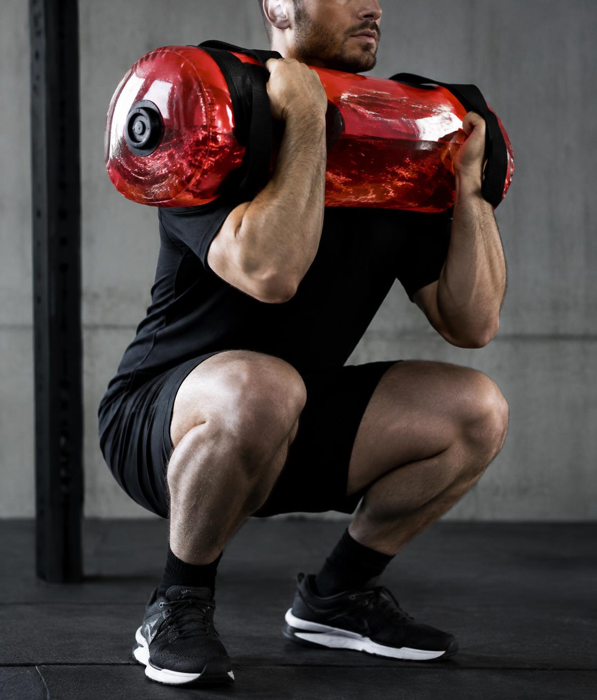 Squat met een gevulde aquabag